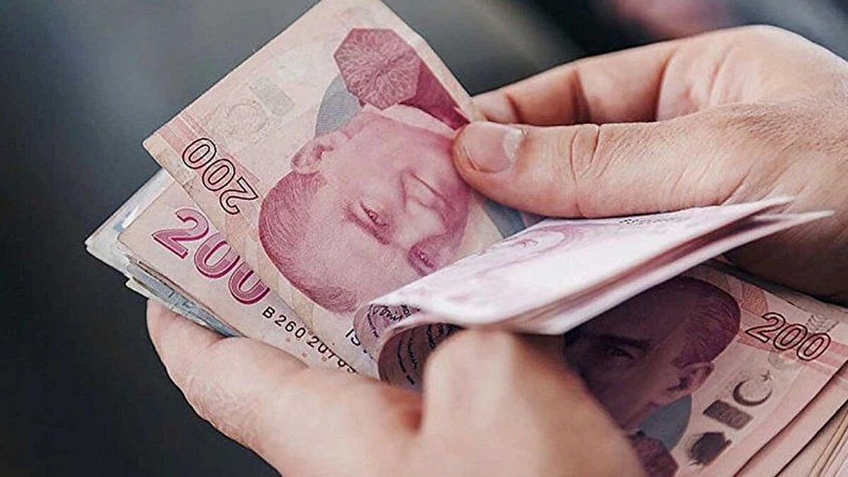 Zam görüşmeleri sonuçlanmadan süreç bitmeyecek<br><br>Kamu işçileri ve sendikalar, sadece maaş artışı değil, aynı zamanda insanca yaşanabilir bir gelir düzeyi ve sosyal haklar talep ediyor. Hükümetin ikinci teklifinin içeriği büyük önem taşıyor. Tarafların uzlaşması, yaklaşık 600 bin işçinin 2025 yılı maaş ve sosyal haklarının şekillenmesini sağlayacak.