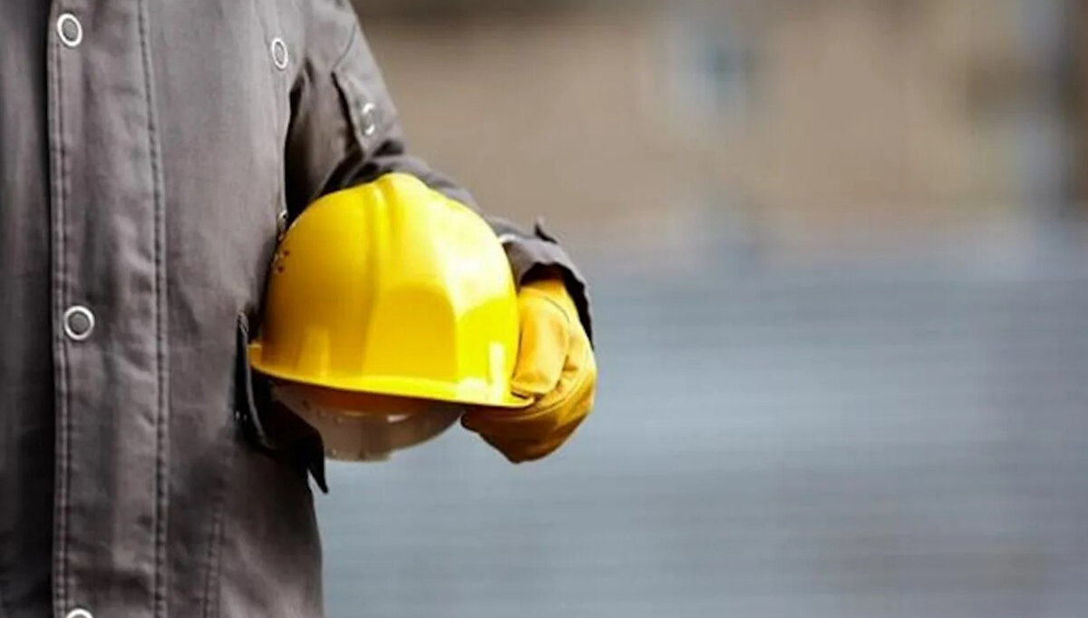 Sendikalardan Tepki: “İkinci teklifi bekliyoruz”<br><br>TÜRK-İŞ Genel Mali Sekreteri Ramazan Ağar, ilk teklifin dikkate alınmayacak kadar düşük olduğunu vurgulayarak ikinci teklifin hâlâ sunulmamasına tepki gösterdi. Ağar, "İşçilerin geçinebilmesi için masaya makul ve yaşanabilir ücret teklifleriyle gelinmeli," diyerek eylem kararlarının valiliklerce yasaklandığını ancak mücadelelerinin süreceğini belirtti.<br><br>HAK-İŞ Genel Başkanı Mahmut Arslan da işçilerin emeğinin karşılığını alması gerektiğini dile getirerek, “Ülke genelinde olumlu gelişmeler yaşanırken, işçilerimizin de hakkını almasını bekliyoruz. HAK-İŞ olarak bu sürecin takipçisiyiz.” ifadelerini kullandı.