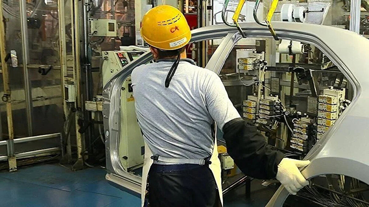 Kamu işçisinin gözü kulağı bugün yapılacak yeni teklifte. TÜHİS’in ikinci teklifinin içeriği, pazarlık masasında yeni bir dönemi başlatacak. İşçi sendikalarının beklentisi yüksek, hükümetin ise enflasyon karşısında çalışanı ezdirmeyeceği yönündeki açıklamaları dikkatle izleniyor. Kamuoyunun da yakından takip ettiği bu süreçte mutabakatın sağlanması, hem iş barışı hem de ekonomik istikrar açısından kritik önem taşıyor.