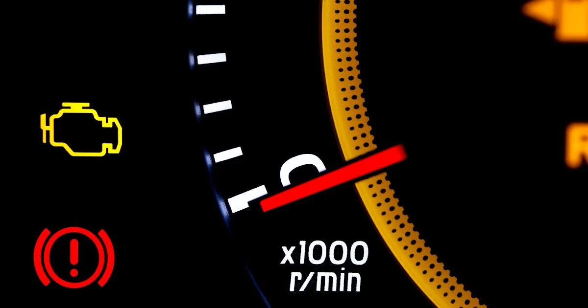 Yakıt ışığı yandıysa bunlara dikkat!<br><br>1. Gaz pedalına nazikçe basın: Ani hızlanmalardan kaçının, 80 km/s hızın altında kalın.<br>2. Rölantide beklemeyin: Uzun süre duracaksanız motoru kapatın.<br>3. Aracı hafifletin: Bagajdaki gereksiz yükleri çıkarın.<br>4. Klimayı kısmayı düşünün: Yakıt tasarrufu için camları açmak daha etkili olabilir.<br>5. Kestirme yolları tercih edin: Trafikten uzak, düz ve kısa rotaları seçin.