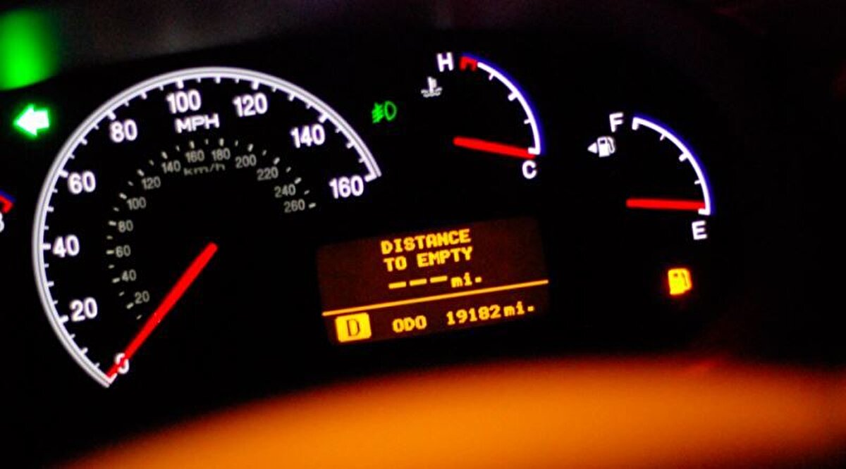 Yakıt ışığı yandığında hemen panik yapmanıza gerek yok ama bu süreci dikkatli kullanmanız çok önemli. Aracınızı iyi tanıyın, sürüşünüzü ekonomik hale getirin ve en yakın benzin istasyonuna ulaşmadan motorunuzu asla zorlamayın.