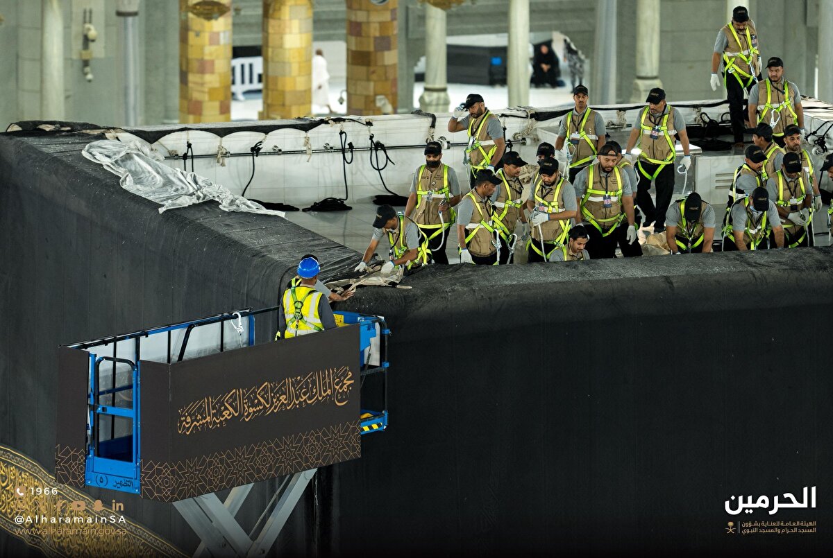 Kâbe'nin hiçbir bölümünün hiçbir zaman açıkta kalmaması için kurulum, elektrikli asansörler ve iskeleler kullanılarak gerçekleştiriliyor.