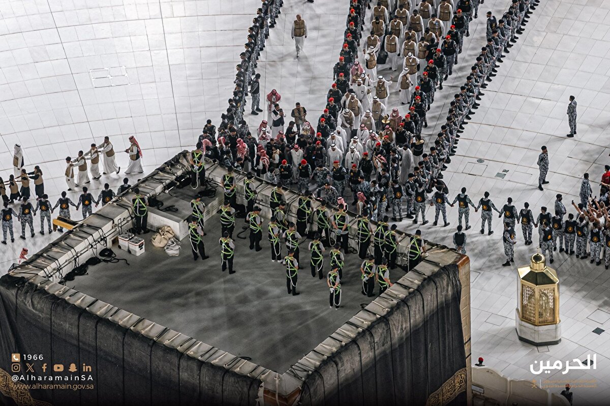 Suudi Arabistan'daki Mescid-i Haram ve Mescid-i Nebevî İşleri Genel Kurumu'ndan yapılan açıklamada, Kâbe örtüsünün değiştirilme işleminin dün akşam 154 kişilik uzman bir ekip tarafından gerçekleştirildiği bildirildi.