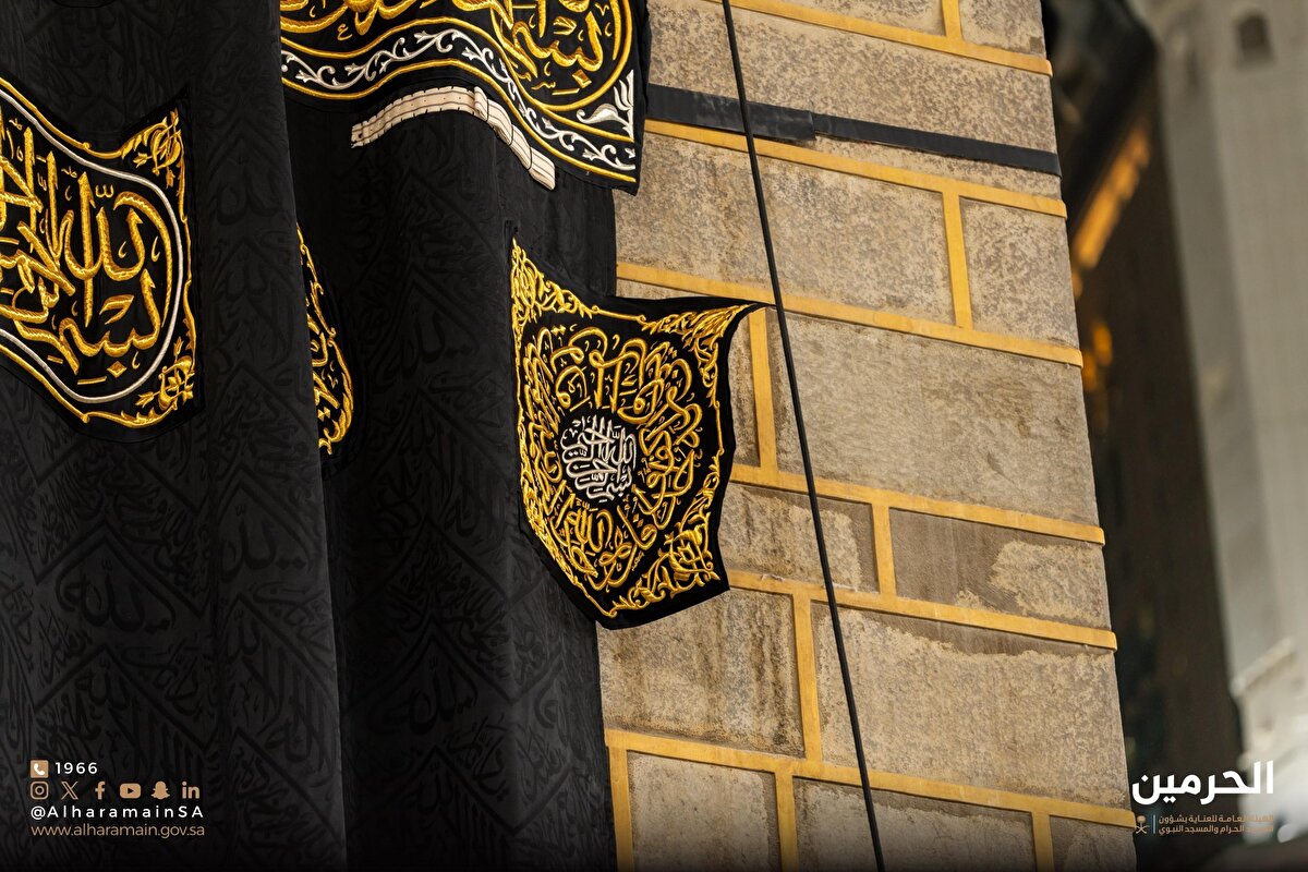 Yenisiyle değiştirilen eski örtü ise zemzem suyuyla yıkandıktan sonra müzelerde sergilenmesi için muhtelif İslâm ülkelerine gönderiliyor.