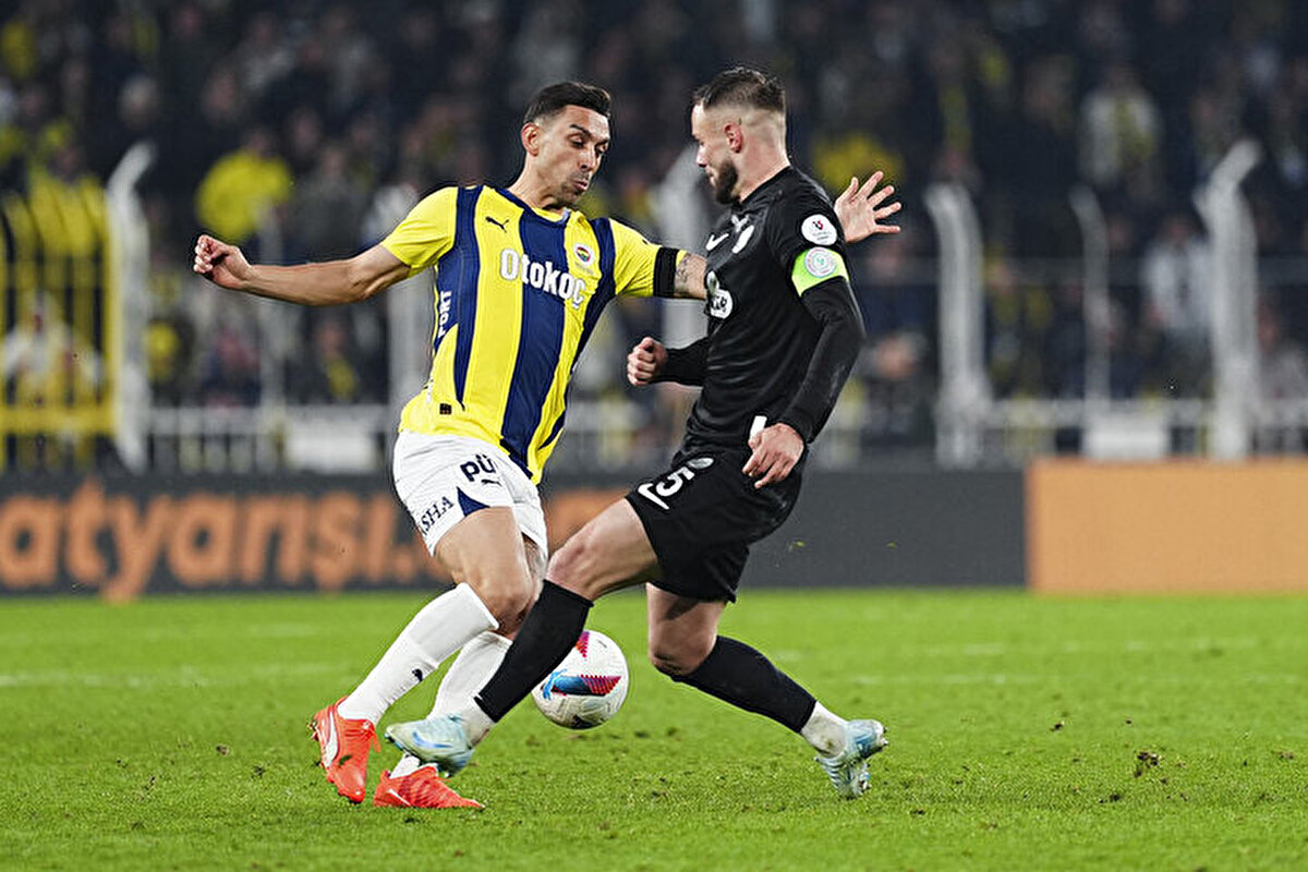 Takvim'in haberine göre, genç teknik adamın Fenerbahçeli futbolcu aşkı bitmiyor. Ukrayna ekibinin İsmail Yüksek'in ardından İrfan Can Kahveci'ye de kancayı taktığı öğrenildi.<br>