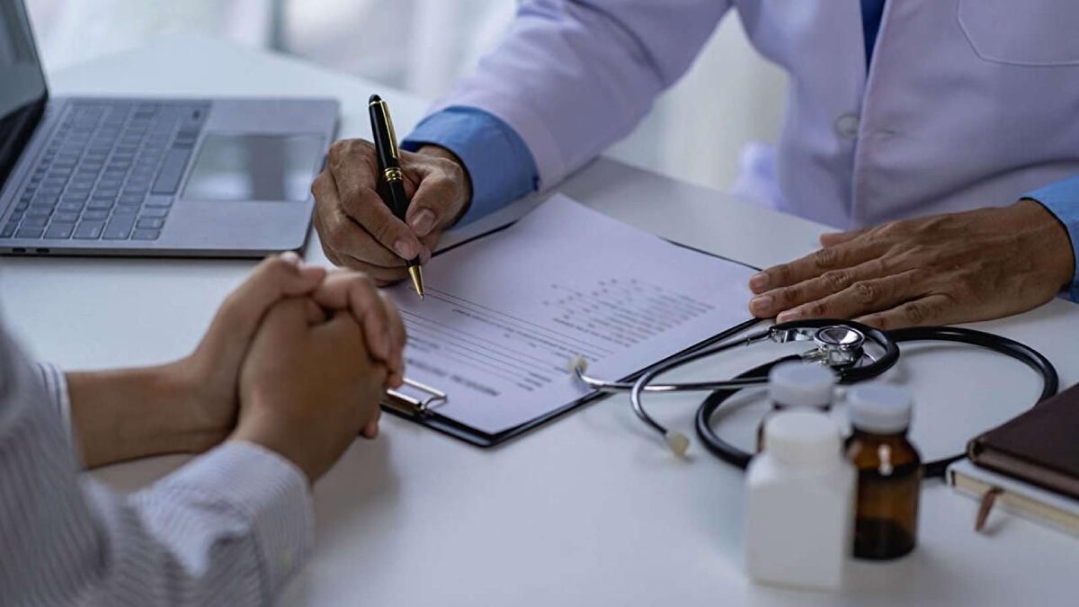 2. Aşama: Ücret Ödeme İşlemi<br>İşlem kodunu aldıktan sonra sağlık raporu ücretini iki farklı şekilde ödeyebilirsiniz:<br><br>Online Ödeme: sbos.saglik.gov.tr üzerinden işlem kodu ile ödeme yapabilirsiniz.<br><br>Banka Ödemesi: Halkbank veya Vakıfbank aracılığıyla EFT/Havale/FAST yaparak ödeme yapılabilir. Açıklama kısmına T.C. kimlik numarası ve işlem kodu yazılması zorunludur.<br><br>Banka Bilgileri:<br><br>HALKBANK<br>Hesap Adı: T.C. Sağlık Bakanlığı<br>IBAN: TR500001200945200027000001<br><br>VAKIFBANK<br>Hesap Adı: T.C. Sağlık Bakanlığı<br>IBAN: TR500001500158007356781973