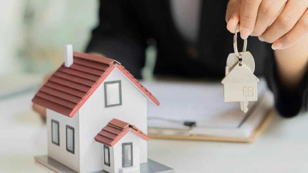 Emlak sektöründe şeffaf ve dengeli bir piyasa yapısının oluşturulmasına ve vatandaşlarımızın menfaatlerinin korunmasına yönelik gerekli tüm tedbirler, gecikmeksizin alınmaya devam edilecektir" ifadelerini kullandı.