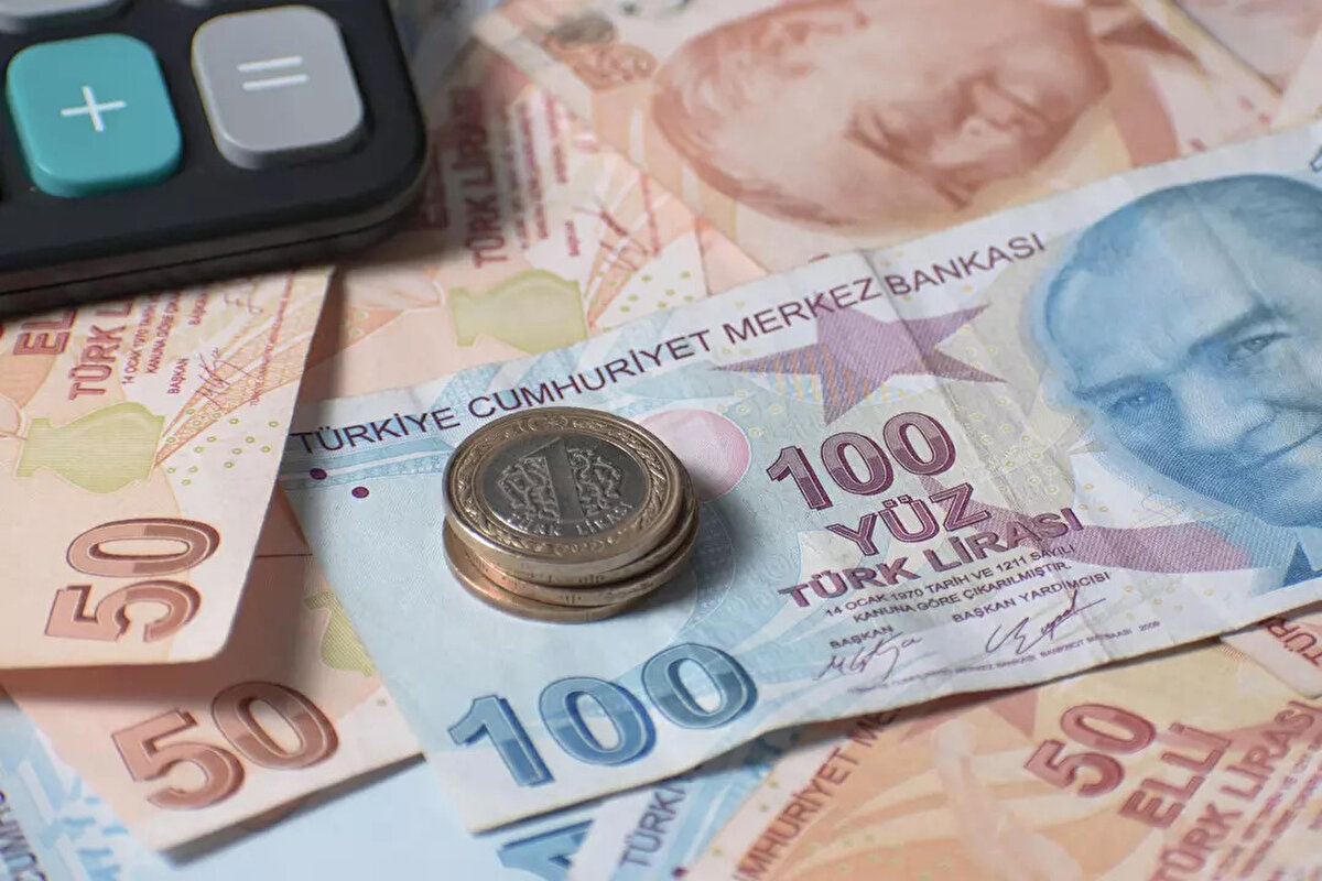 600 bin kamu işçisini ilgilendiren toplu sözleşme görüşmeleri kritik bir dönemece girdi. TÜHİS, 13 Haziran’da sunduğu ilk teklifin işçi tarafınca yetersiz bulunmasının ardından ikinci zam teklifini bugün kamuoyuyla paylaştı.