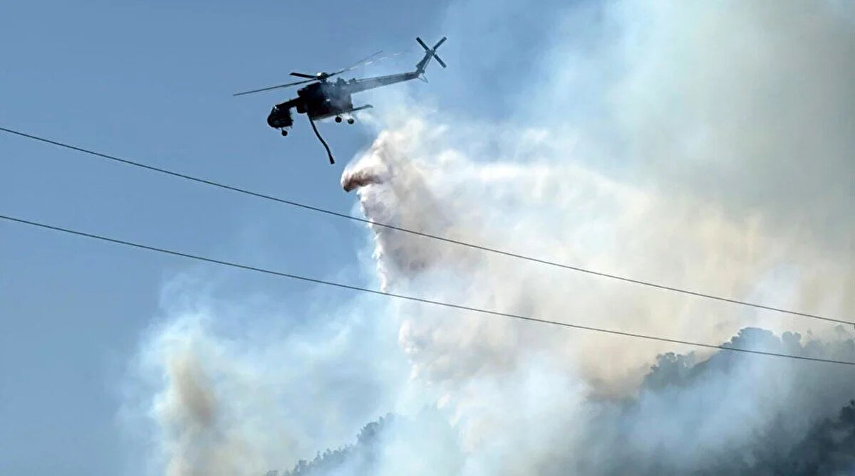 Antalya <br><br>Antalya'nın Alanya ilçesinde sabah saatlerinde yangın çıktı.<br>Mahmutseydi Kızılalan mevkisinde çıkan yangın nedeniyle ekipler bölgeye sevk edildi.<br>Alevlere hem havadan hem de karadan müdahale ediliyor.<br>Ekipler yangını kontrol altına almaya çalışıyor.