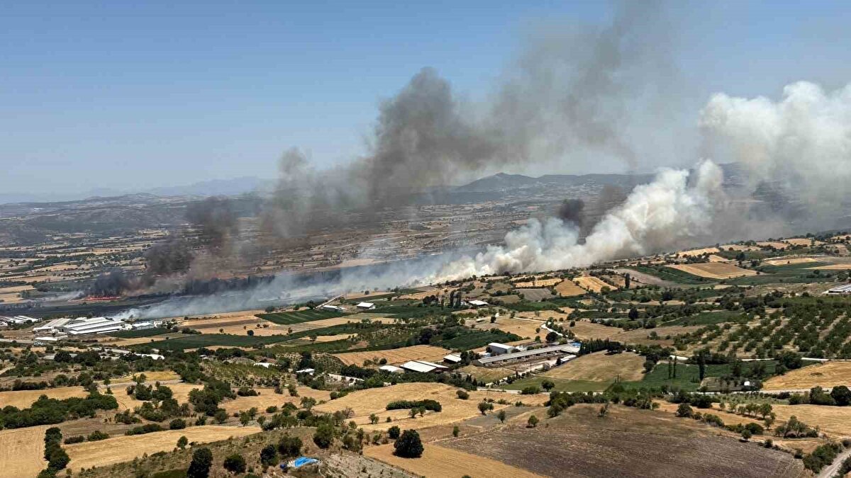 Balıkesir<br><br>Balıkesir'in Altıeylül ilçesinde tarım arazisinde çıkan yangın, havadan ve karadan müdahaleyle kontrol altına alınmaya çalışılıyor.<br>İlçeye bağlı kırsal Pamukçu Mahallesi'ndeki tarım alanında henüz belirlenemeyen nedenle yangın çıktı.<br>İhbar üzerine bölgeye Balıkesir Büyükşehir Belediyesi İtfaiye Daire Amirliği ve Balıkesir Orman Bölge Müdürlüğüne bağlı ekipler sevk edildi.<br>Ekipler, 3 helikopter, 3 uçak, 12 arazöz, 3 su ikmal aracı, 2 ilk müdahale aracı, 1 hizmet aracı, 1 dozer, 1 treyler ve 70 personelle yangını kontrol altına almak için çalışmalarını sürdürüyor.