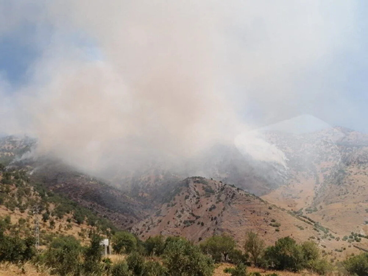 Kahramanmaraş<br><br>Kahramanmaraş'ın Türkoğlu ilçesinde çıkan orman yangınına müdahale ediliyor.<br>İmalı Mahallesi kırsalında ormanlık alanda henüz belirlenemeyen nedenle yangın çıktı.<br>İhbar üzerine bölgeye Orman Bölge Müdürlüğü ve Büyükşehir Belediyesi itfaiye ekipleri yönlendirildi.<br>Yangına altı arazöz, dört su tankı, bir ilk müdahale aracı, iki helikopter ve iki iş makinesiyle müdahale ediliyor.<br>Ekiplerin yangını kontrol altına almak için çalışması sürüyor.