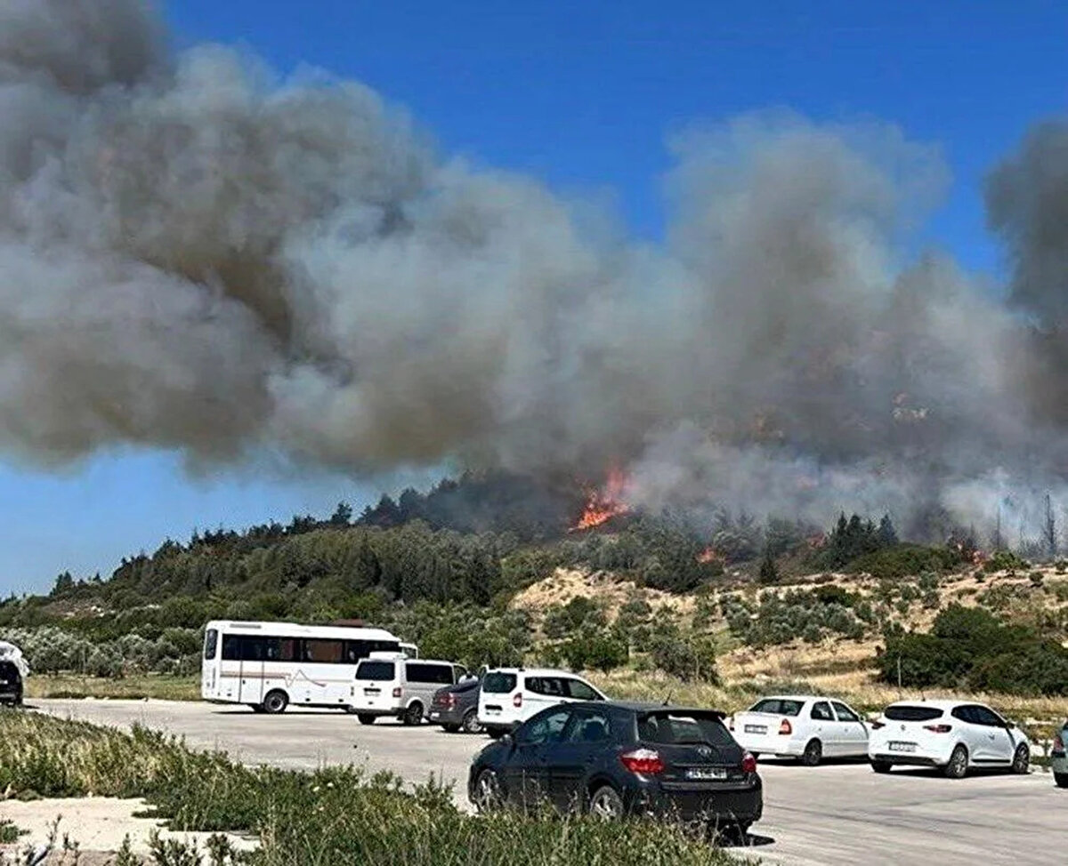 İzmir Aliağa'da yangın kontrol altına alındı<br><br>İzmir'in Aliağa ilçesinde bir orman yangını daha çıktı.<br>Edinilen bilgilere göre, yangın saat 10.15’te henüz belirlenemeyen bir nedenle başladı.<br>Yangına ilk müdahale ise 10 dakika sonra, 10.25'te gerçekleştirildi.<br>İzmir Orman Bölge Müdürlüğü ekipleri, yangını kontrol altına alabilmek için havadan ve karadan yoğun bir şekilde çalışmalarını sürdürüyor.<br>Yangın söndürme çalışmalarında, altı yangın söndürme uçağı, beş helikopter, 13 arazöz, altı su ikmal aracı ve üç dozer görev aldı. <br>Yangın ekiplerin müdahalesiyle kontrol altına alındı.