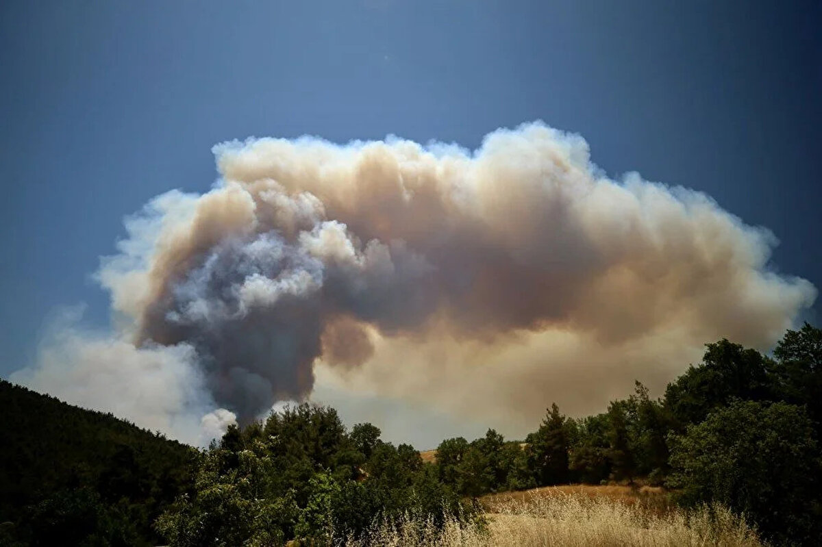 Sakarya<br><br>Sakarya'nın Taraklı ilçesinde orman yangını çıktı.<br>Yangın, Bilecik tarafına sıçradı.<br>Sakarya'nın Hacıyakup Paşalar mevkisindeki ormanlık alanda henüz belirlenemeyen nedenle çıkan yangın, Bilecik'in Gölpazarı ilçesine bağlı Köprücek köyüne ulaştı.<br>Orman Bölge Müdürlüğü ekipleri, yangına helikopter ve arazözlerle müdahale ediyor.<br>Bilecik Valisi Faik Oktay Sözer, Sakarya ilinde başlayan yangının Bilecik'e ulaştığını belirtti.<br>Yangın söndürme çalışmalarının havadan ve karadan sürdüğünü belirten Sözer, "Bölge müdürlüğümüzün ekipleri orada. Genel Müdürlükten de ne gerekiyorsa takviye istedik. Araç takviyeleri istedik." diye konuştu.<br>Sözer, Köprücek köyünden 15 kişinin tedbir amaçlı evlerinden tahliye edildiğini sözlerine ekledi.<br> Henüz kontrol altına alınamayan ve çevre yerleşim yerlerine yaklaşan yangında, tedbir amaçlı 2 mahallede tahliye işlemleri başladı.