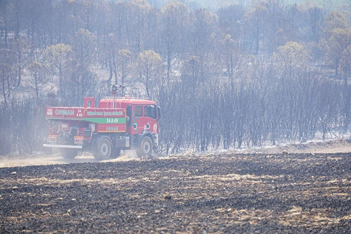 Tekirdağ<br><br>Tekirdağ'ın Şarköy ilçesinde ormanlık alanda çıkan yangın söndürülmeye çalışılıyor.<br>Kızılcaterzi Mahallesi'nde ormanlık alanda henüz belirlenemeyen nedenle yangın çıktı.<br>Vatandaşların ihbarı üzerine bölgeye Tekirdağ Orman İşletme Müdürlüğü ekipleri ile çok sayıda itfaiye ekibi sevk edildi.<br>Yangına, 3 helikopter, 3 uçak, 10 arazöz, 15 itfaiye aracı ile havadan ve karadan müdahale ediliyor.