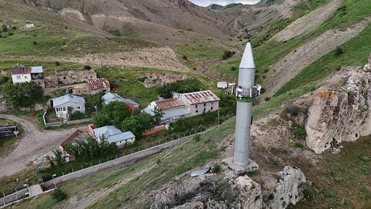 Sivas’ın Zara ilçesine yaklaşık 30 kilometre uzaklıktaki Tuzlagözü köyü, 1 asırlık ilginç mimariye sahip camisiyle dikkatleri üzerine çekiyor. Köy meydanında bulunan cami ve camiden yaklaşık 150 metre uzaklıktaki bir tepede bulunan minaresi ile görenleri hayrete düşürüyor.