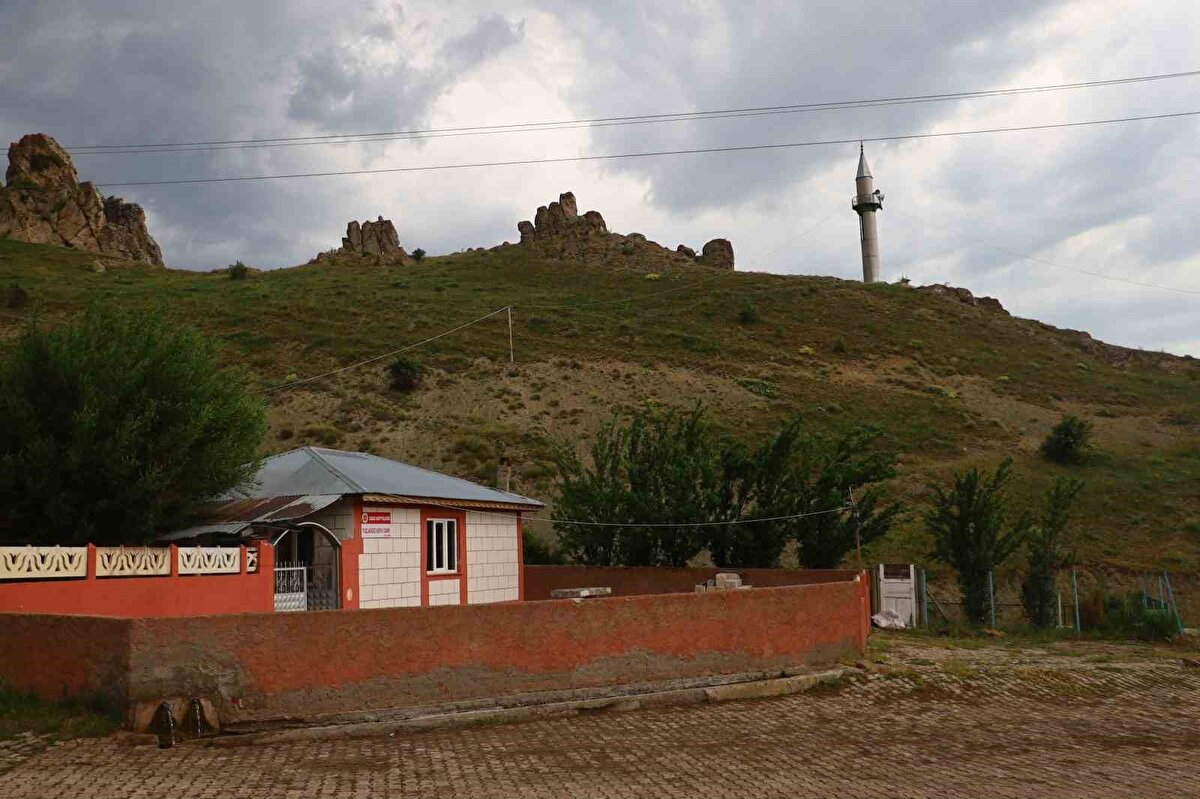 "İnsanlar 'minare burada ancak cami nerede’ diye soruyorlar"<br><br>Köye gelen insanların minareyi gösterip caminin nerde olduğunu sorduklarını ifade eden Hüseyin Aslan, "Büyüklerimizin anlattıklarına göre şu anda köyümüzde bulunan caminin yerinde eskiden medrese varmış o dönemde büyüklerimiz orada öğrenim görmüşler.