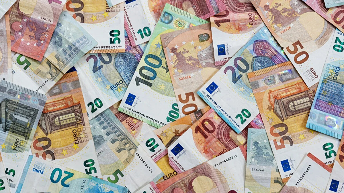 Öte yandan, iktidardaki Sosyal Demokrat Parti (SPD), seçim döneminde saatlik asgari ücretin 15 Euro'ya çıkarılması yönünde vaatlerde bulunmuştu. SPD ile Hristiyan Demokrat Birlik (CDU/CSU) arasında yapılan koalisyon anlaşmasında ise bu seviyeye 2026 itibarıyla ulaşılmasının mümkün olabileceği belirtilmişti.