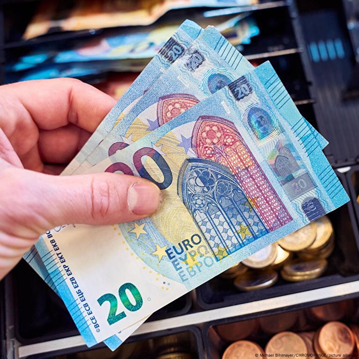 Komisyonun önerisinin resmiyet kazanması için Federal Çalışma Bakanlığı tarafından yasa haline getirilmesi gerekiyor. Bu adım atıldığında karar yürürlüğe girecek. Aksi takdirde söz konusu rakamlar sadece tavsiye niteliğinde kalacak.