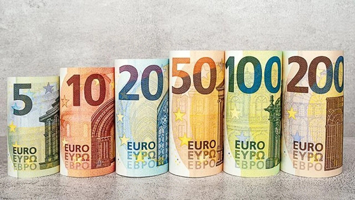 Almanya’da asgari ücretin belirlenme süreci; sendikalar, işveren birlikleri, bağımsız uzmanlar ve akademisyenlerin ortak çalışmalarıyla yürütülüyor. Yasal düzenlemeler gereği, toplu iş sözleşmelerindeki ücret artışları da asgari ücret kararlarında dikkate alınıyor.