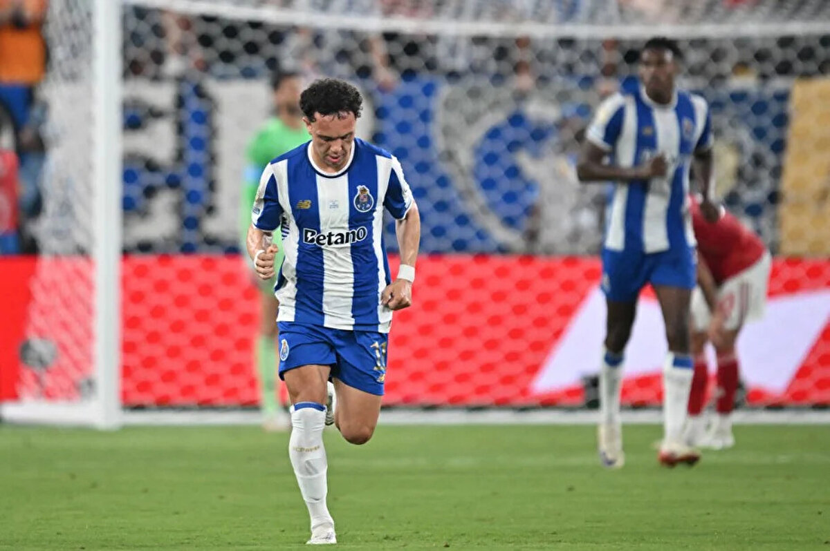 Fenerbahçe transfer için birçok isimle görüşmelerini sürdürüyor. Sarı-lacivertliler için son olarak Brezilya basınında dikkat çeken bir iddia ortaya atıldı.<br>