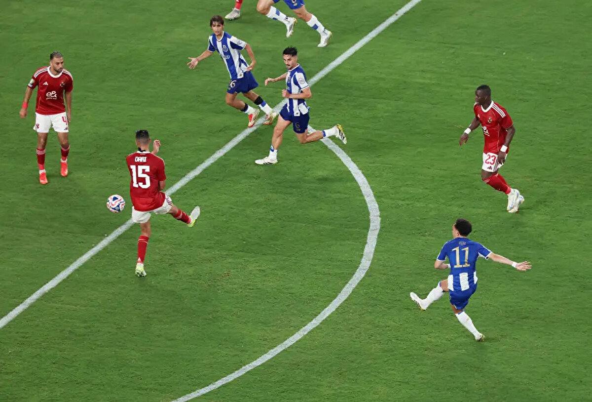 28 yaşındaki Pepê'nin piyasa değeri 22 milyon euro olarak gösteriliyor. Sağ-sol kanat ile 10 numara pozisyonunda oynayabilen futbolcunun Porto ile 2027'ye kadar sözleşmesi var. Pepê geçen sezon Porto formasıyla 45 maçta 6 gol ve 4 asistlik skor katkısı verdi. <br>