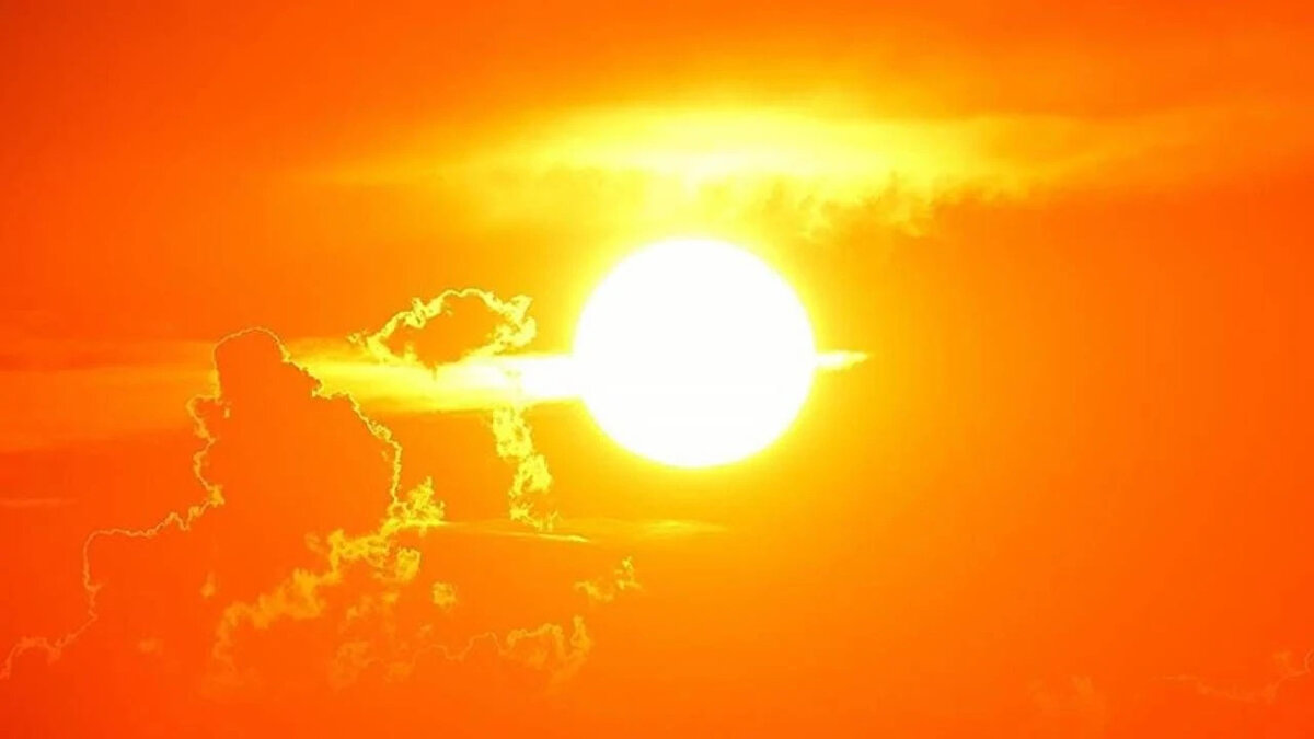 Uzmanlardan uyarı<br><br>Uzmanlar, sıcak hava nedeniyle başta kronik hastalığı olanlar olmak üzere, yaşlılar, hamileler ve küçük çocukların günün en sıcak saatleri olan 11.00 ile 16.00 arasında dışarı çıkmamaları konusunda uyardı. Güneş çarpması ve sıvı kaybına karşı bol su tüketilmesi tavsiye ediliyor.