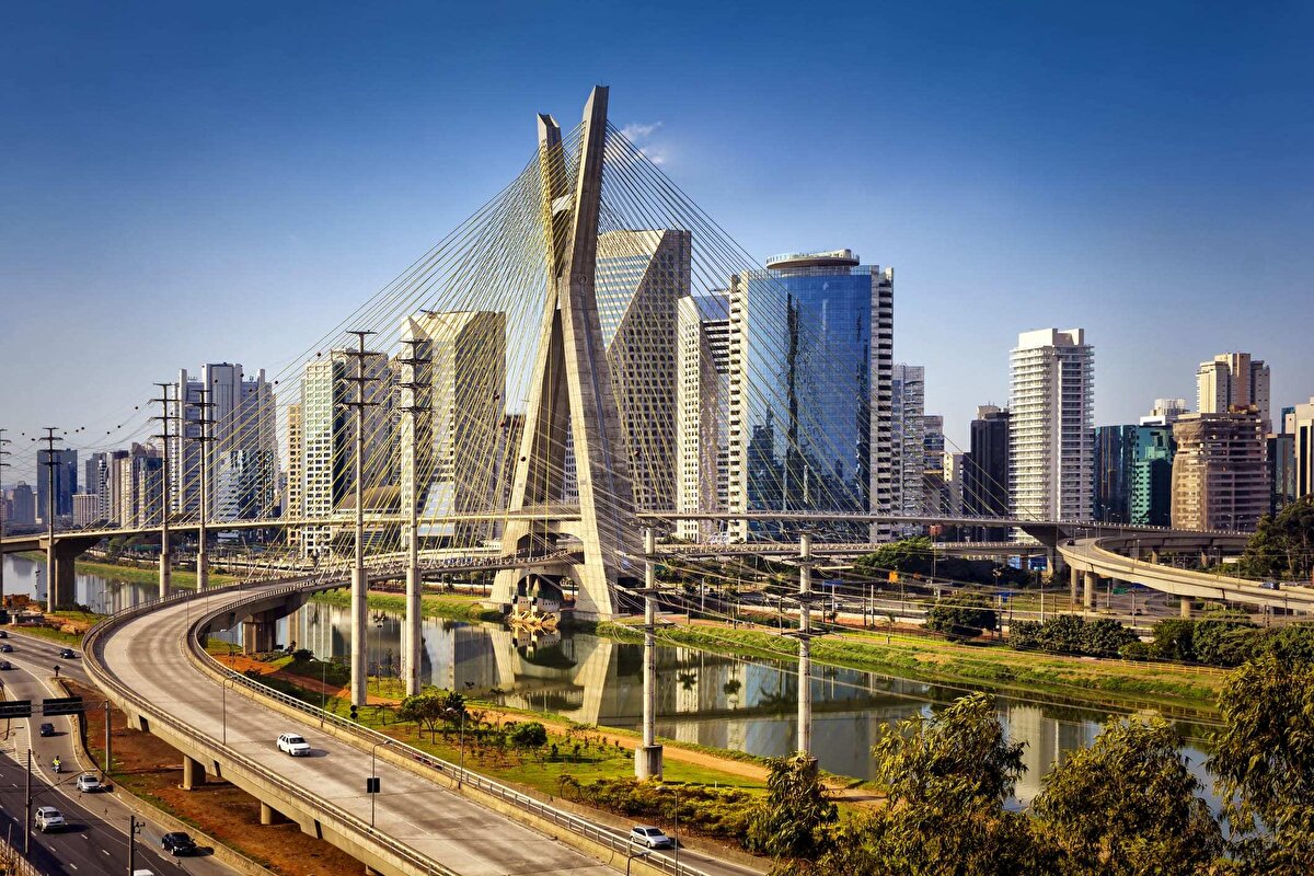 17. São Paulo, Brezilya<br><br>    Milyarder Sayısı: 37<br>    📌 Brezilya'nın ekonomik merkezi olan São Paulo, Güney Amerika'nın en zengin şehri.<br><br>    Öne Çıkan Sektörler: Finans, perakende, sanayi