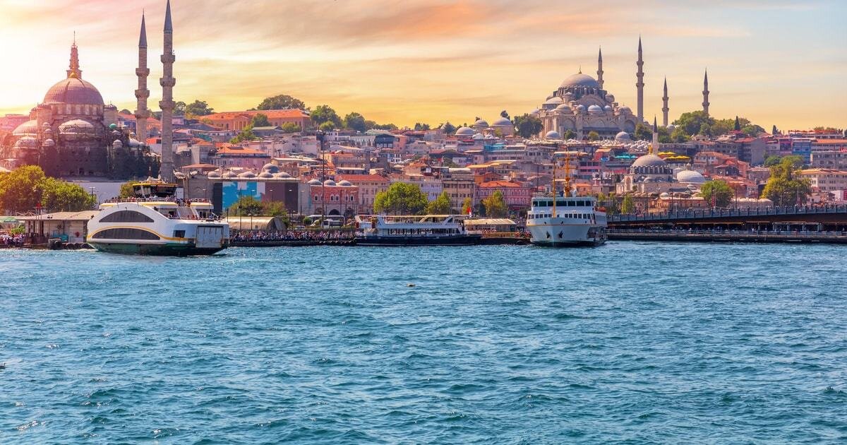 2024 Hurun Global Rich List verilerine göre, Türkiye'de 29 milyarder bulunmaktadır.<br><br>Bu sayı, Türkiye'nin ekonomik büyüklüğüne göre oldukça yüksek bir rakam ve özellikle İstanbul gibi büyük şehirlerde yoğunlaşan milyarderler, ülkenin finansal gücünü yansıtıyor.<br><br>Türkiye'deki milyarderlerin çoğu, özellikle inşaat, enerji, perakende ve teknoloji sektörlerinde faaliyet gösteriyor. İstanbul, Türkiye'deki milyarderlerin merkezi konumunda yer alıyor.<br><br>Eğer Türkiye'deki milyarderlerin sektörlerine veya şehirlerine dair daha fazla bilgi istersen, bununla ilgili detaylı bir analiz hazırlayabilirim!