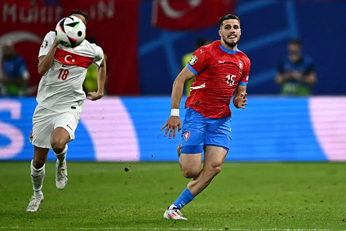 Sol bek mevkisi için arayışta olan siyah-beyazlılar, David Jurasek ile anlaştı. 24 yaşındaki Çek futbolcunun, bonservisi Portekiz temsilcisi Benfica'nın elinde bulunuyor. 