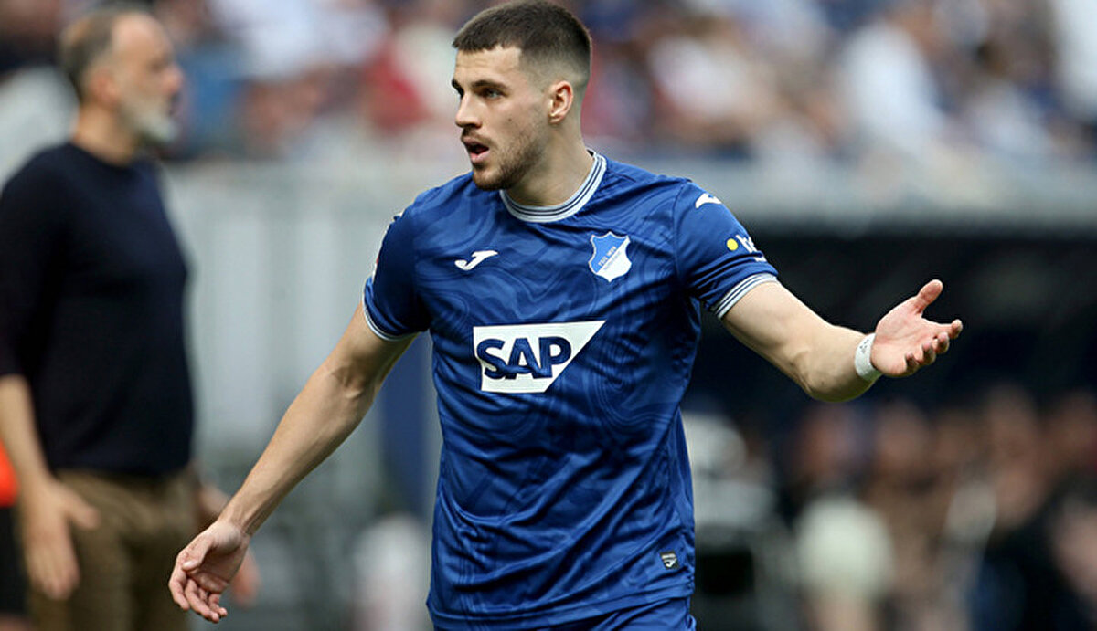 David Jurasek İstanbula Ne zaman inecek?<br><br>24 yaşındaki Çek futbolcu Cumartesi günü İstanbul’a gelecek. Anlaşma, satın alma opsiyonlu kiralık olarak gerçekleştirildi.<br>