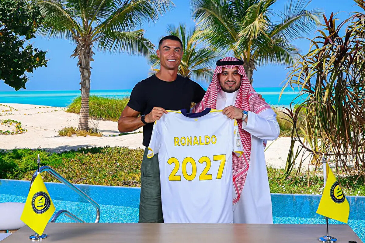 Ek olarak Ronaldo'ya 33 milyon sterlin değerinde yüzde 15'lik bir hisse verileceği belirtildi. Portekizli yıldız ayrıca Suudi Arabistan Ligi'nde gol kralı olduğunda 4 milyon sterlin, Al-Nassr'ın lig şampiyonluğunda 8 milyon sterlin ve Al-Nassr Asya Şampiyonlar Ligi'ni kazandığında 6.5 milyon sterlinliklik gelirin sahibi olacak.<br>