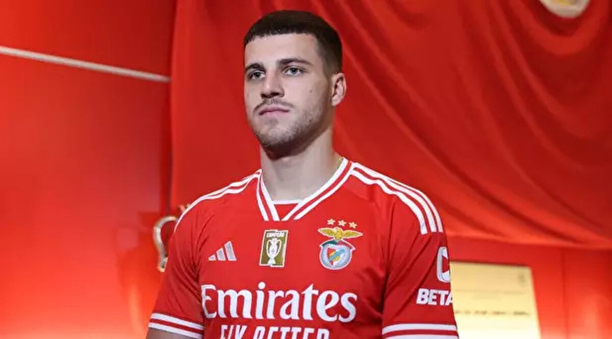 Çek sol bek, Yunanistan, İtalya ve Almanya'dan birçok kulübün ilgisini çekerken, tercihi Beşiktaş oldu. Transfer için tüm belgeler hazırlanıyor.<br><br>(Fabrizo Romano)<br>