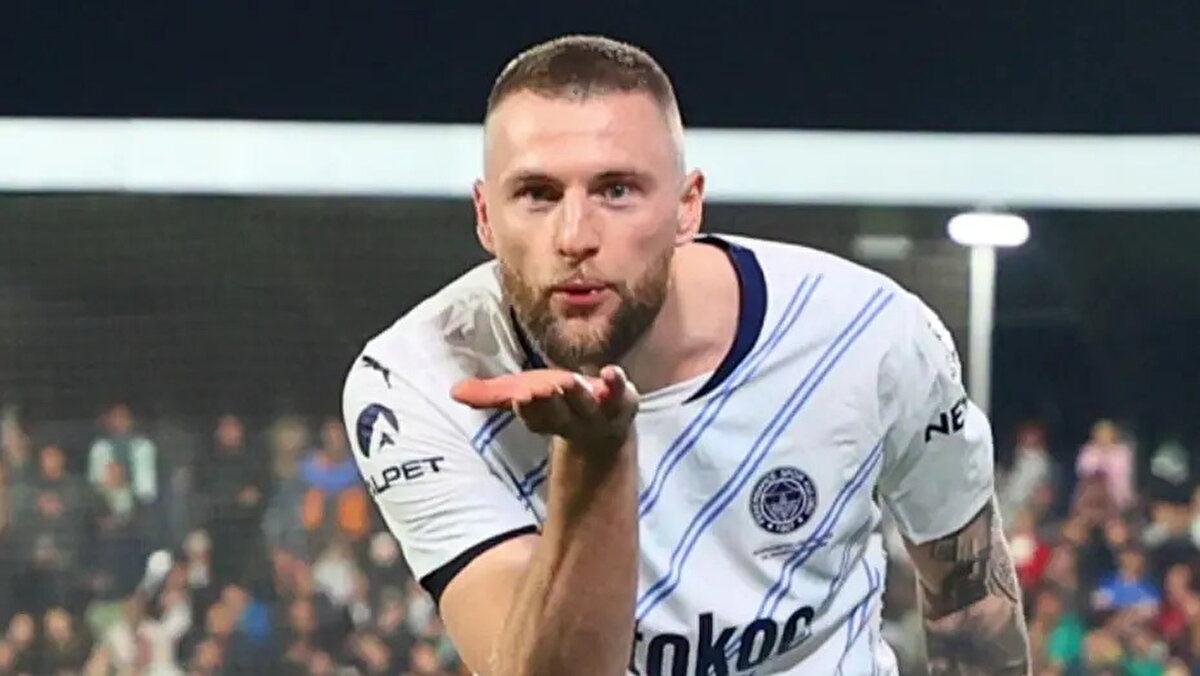 Sabah'ın haberine göre Fenerbahçe ilk görüşmede Skriniar'a yıllığı 4 milyon eurodan 4 senelik sözleşme sundu. Skriniar cephesi ise bu teklifi geri çevirdi. Görüşmelerin devam edeceği aktarıldı.<br>