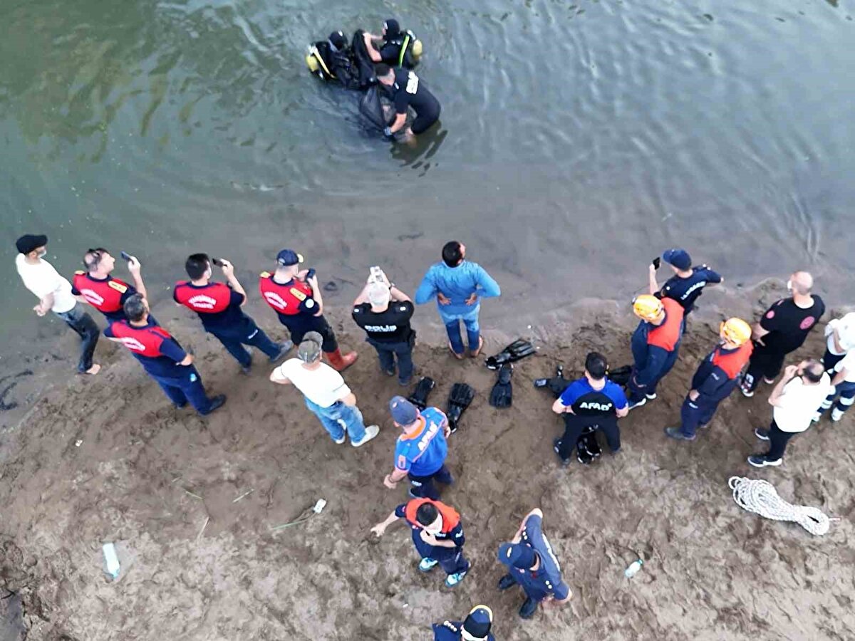 Olay yerinde bulunan çocuğun yakınları sinir krizi geçirdi. Sudan çıkarılan cenaze, otopsi işlemleri için hastane morguna kaldırıldı.
