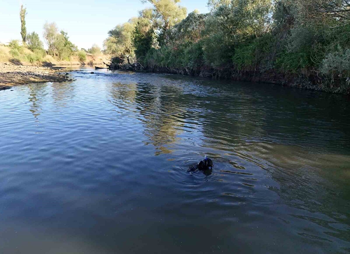 Edinilen bilgiye göre, Suriye uyruklu 16 yaşındaki Omar Al Khadher, kuzeniyle birlikte serinlemek için Kızılırmak’a girdi. Bir süre sonra sudan çıkan kuzeni, Khadher’i göremeyince 112 Acil Çağrı Merkezi’ni arayarak yardım istedi.