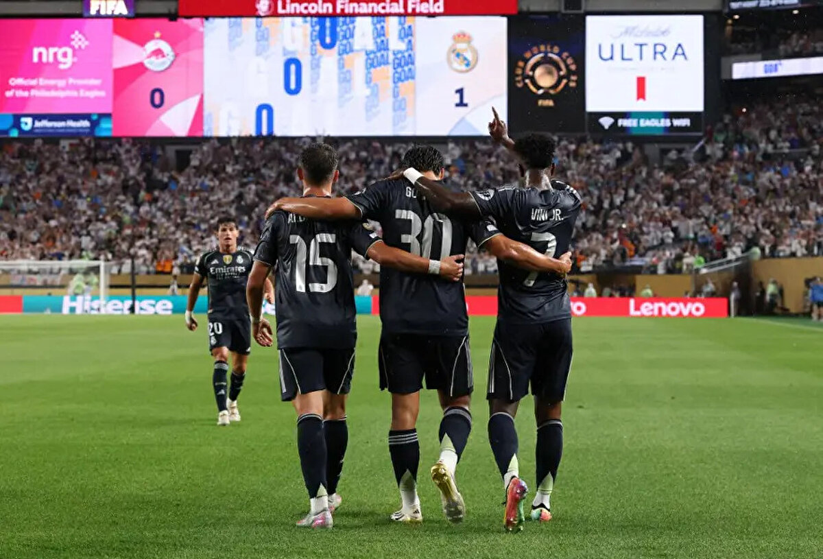 Uzun paslarda 3'te 3 yapan Arda Güler, 3 kez ile takımın en çok faul alan ismi oldu. Genç yıldızın bu performansı sonrası Real Madrid taraftarı adeta sosyal medyaya akın etti.<br>