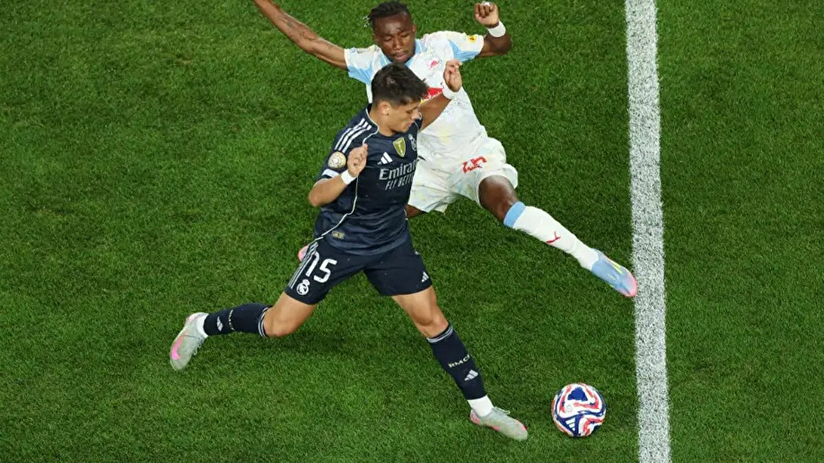 Milli futbolcu, Salzburg karşısında 84 kez topla buluşurken yüzde 92'lik pas isabet yüzdesiyle oynadı.<br>