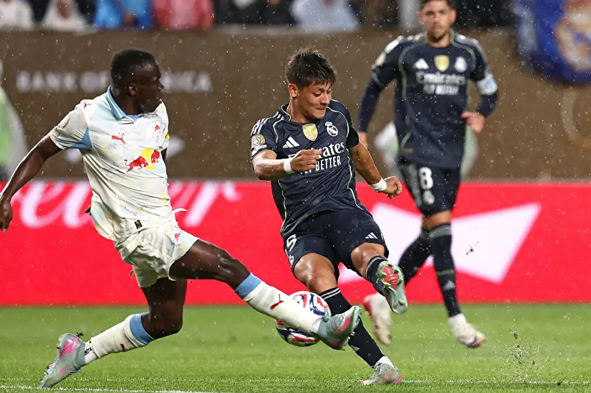 Bu süreçte Arda Güler, hücum ve savunmada yaptıklarıyla taraftarını adeta mest etti.<br>