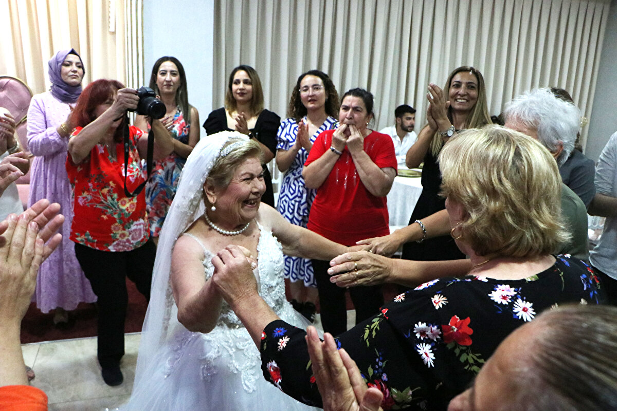 Seyhan ilçesinde bir huzurevinde kalan ve 2023'te 'beyaz gelinlik giyme' hayalini damatsız düğünle gerçekleştiren Sümbül Topbaş, 20 Haziran'da bakkala gideceğini söyleyerek ayrıldıktan sonra bir daha geri dönmedi. Hakkında kayıp başvurusu yapılan Topbaş'ın, 23 Haziran gecesi Çukurova ilçesi Kurttepe Mahallesi'ndeki ağaçlık alanda cansız bedeni bulundu.