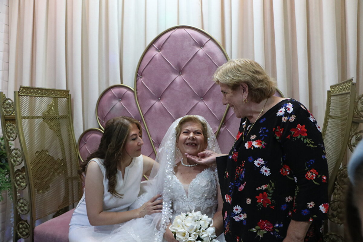 "Huzurevinde mutlu değildi"<br><br>Sümbül Topbaş’ın huzurevinde mutlu olmadığını söyleyen Ayşe Gönenç, şöyle devam etti:<br><br>“Huzurevinde kalmak istemiyordu. Huzurevinde kimseyi tanımadığını, mahalleyi çok özlediğini anlatıyordu. ‘Burada siz varsınız. Orda kimseyi tanımıyorum. Vakit geçmiyor’ derdi. Bana ‘Anne’ derdi. Bazı rahatsızlıkları başlamıştı. Şizofren ve Alzheimer hastalıkları vardı ama kimseye bir zararı yoktu. İlaçlarını yazdırıyor, alıyorduk. İlaçlarını içerdi. Beraber uyurduk. Hiçbirimize kötü bir davranışı olmadı. Ama huzurevinde mutlu değildi. Oradan defalarca kaçmaya çalışmış. Sonuçta burada doğmuş büyümüş ve buralarda kalmayı istiyordu. Burada tüm mahalleyi tanır, konuşur, gülüşüyordu. Bizim evimizin insanı gibiydi, hiç ayırmadık. Böyle bir ölümü hak etmedi. Çok üzgünüz. İhmal olduğunu düşünüyorum. Sorumluların cezalandırılmasını istiyoruz.”