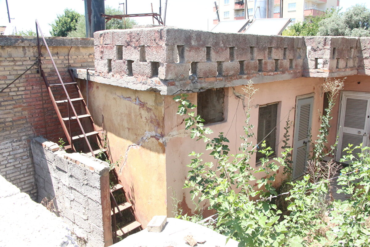 "Platonik aşkına açılamayınca hiç evlenmedi"<br><br>Yüreğir ilçesi Köprülü Mahallesi'nde yalnız yaşayan Sümbül Topbaş, gençliğinde platonik aşık olduğu kişiye açılamayınca kimseyle evlenmedi. Yaşı ilerleyen Topbaş, 2023'te Seyhan Huzurevi Yaşlı Bakım ve Rehabilitasyon Merkezi'ne yerleşti. Sümbül Topbaş, yeni arkadaşları ve huzurevi çalışanlarıyla sohbet ederken, hiç evlenmediği için beyaz gelinlik giyememekten yakındı. Çalışanların bildirmesi üzerine, Aile ve Sosyal Hizmetler İl Müdürlüğü, çeşitli sivil toplum kuruluşlarının da desteğiyle Topbaş için bir düğün töreni organize etti. Beyaz gelinlik giyen Sümbül Topbaş, davul-zurna eşliğinde düğün salonunda eğlenmişti.