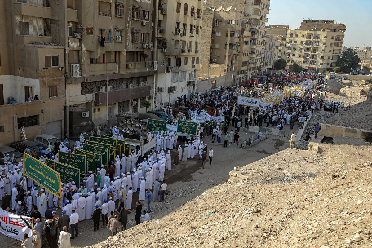 Başkent Kahire’nin tarihi El-Ezher Caddesi, Hicri yılbaşı coşkusunu yaşamak isteyen Sufi grupların zikir, ilahi ve bayraklarla katıldığı yürüyüşe ev sahipliği yaptı.