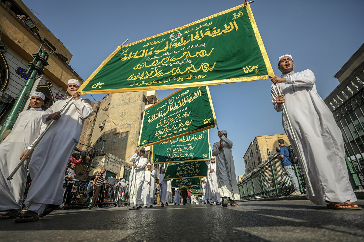 Etkinlik boyunca Hz. Muhammed’in Mekke’den Medine’ye hicretini anımsatan konuşmalar yapılırken, yüzlerce kişi beyazlar içinde zikir ve ilahiler eşliğinde kentin en önemli merkezlerinden El-Caferi es-Sufi Camii'nden Hüseyin Camii’ne doğru yürüdü.