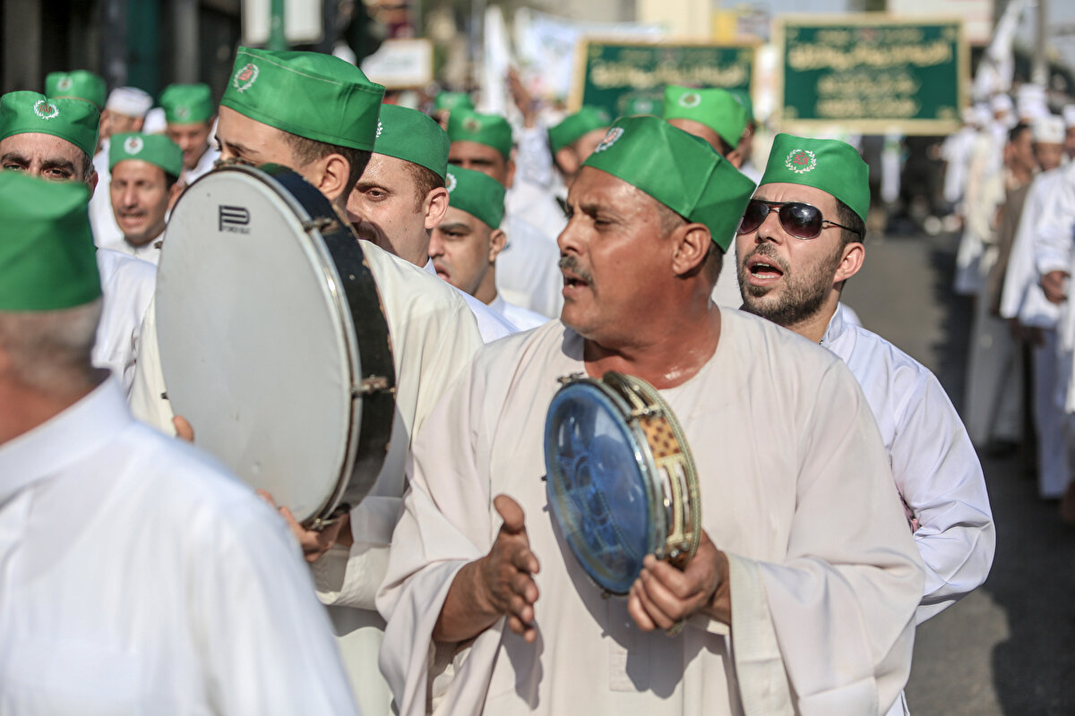 Bu yılki yürüyüş, beyaz giysili katılımcıların Hz. Muhammed’e sevgilerini salavat ve zikirlerle dile getirmesiyle gerçekleşti.