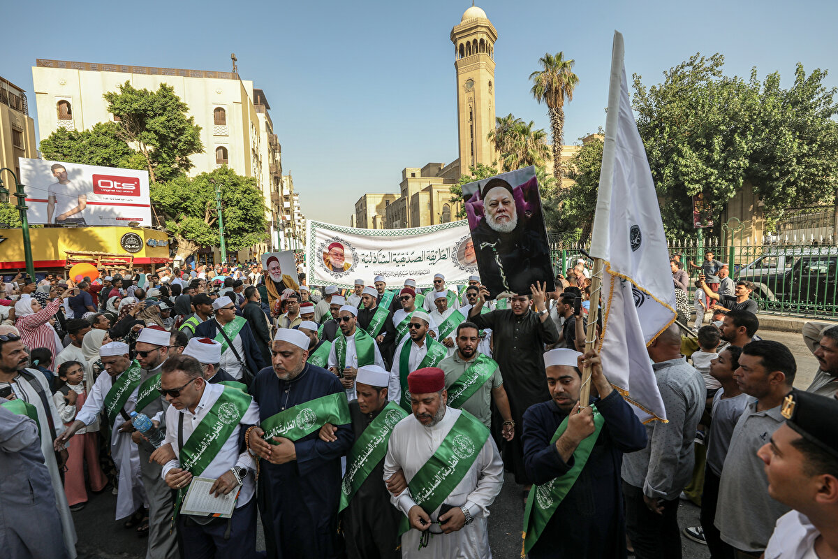 Kimileri dualara eşlik etti, kimileri cep telefonlarıyla etkinliği kayıt altına aldı. Etkinliğe katılanlar arasında her yaştan insan yer aldı.