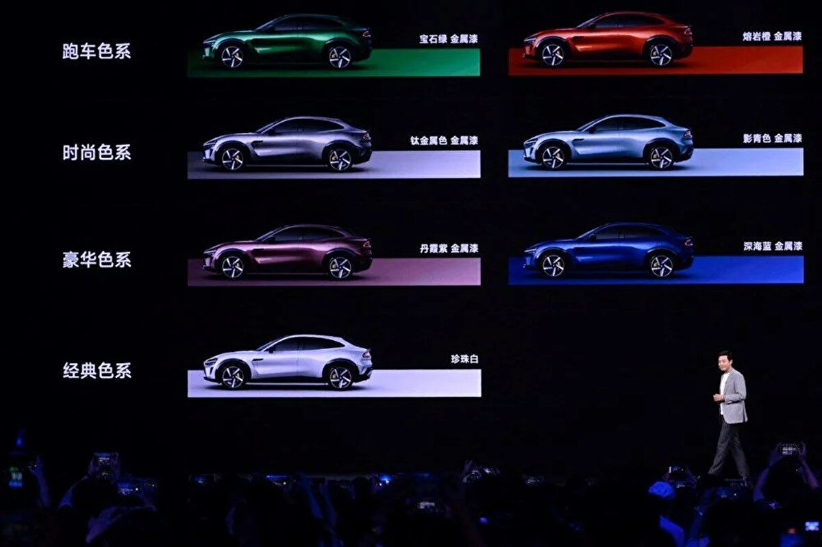 Elektrikli otomobil sektörüne hızlı bir giriş yapan Xiaomi, YU7 modelini Tesla Model Y’ye doğrudan rakip olarak konumlandırdı. Şirket CEO’su Lei Jun, tanıtım etkinliğinde yaptığı açıklamada, “En büyük rakiple yüzleşeceğiz” ifadeleriyle hedeflerinin ne kadar büyük olduğunu ortaya koydu. Xiaomi’nin beş yıl içinde 28 milyar dolara yakın yatırım yapmayı planladığı da Lei tarafından açıklandı.