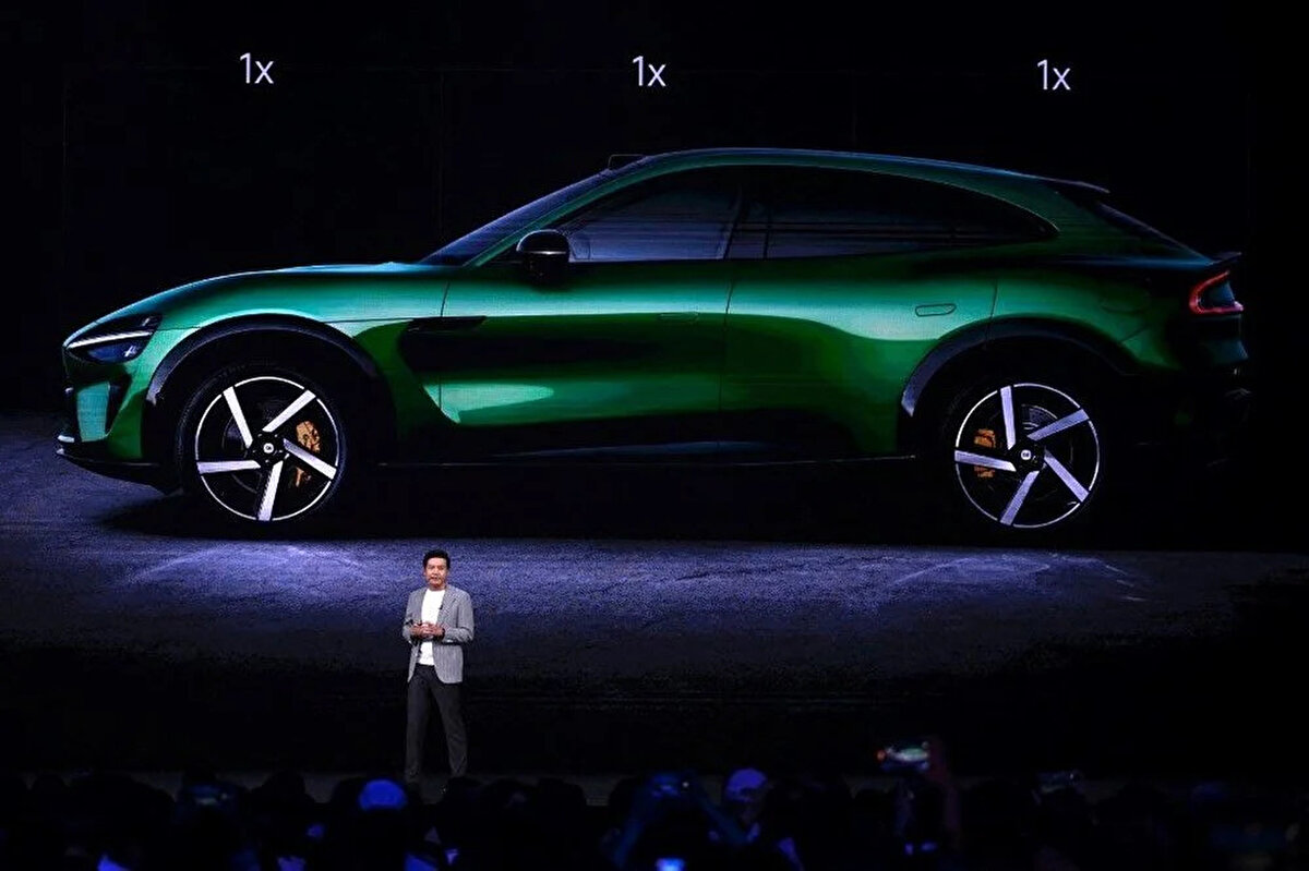 YU7’nin fiyatı ve özellikleri<br><br>Xiaomi YU7, yaklaşık 35.360 dolar (253.500 yuan) başlangıç fiyatıyla satışa sunuldu. Bu fiyat, Tesla Model Y’ye kıyasla yaklaşık %4 daha uygun. Üst seviye donanımlar için fiyatlar şu şekilde belirlendi:<br><br>YU7 Pro: 279.900 yuan<br><br>YU7 Max: 329.900 yuan<br><br>Bu agresif fiyat politikası, Xiaomi’nin pazardaki rekabet gücünü artırma stratejisinin bir parçası olarak görülüyor.