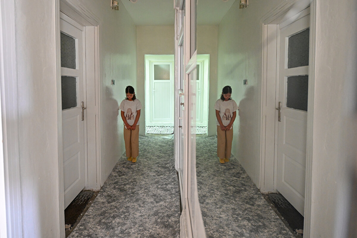 Bozkurt ailesinin 6 çocuğundan biri olan Cemile'ye henüz 2 yaşında halk arasında "güneşe çıkamama hastalığı" olarak da bilinen ve çok nadir görülen XP (Xeroderma Pigmentosum) teşhisi konuldu.