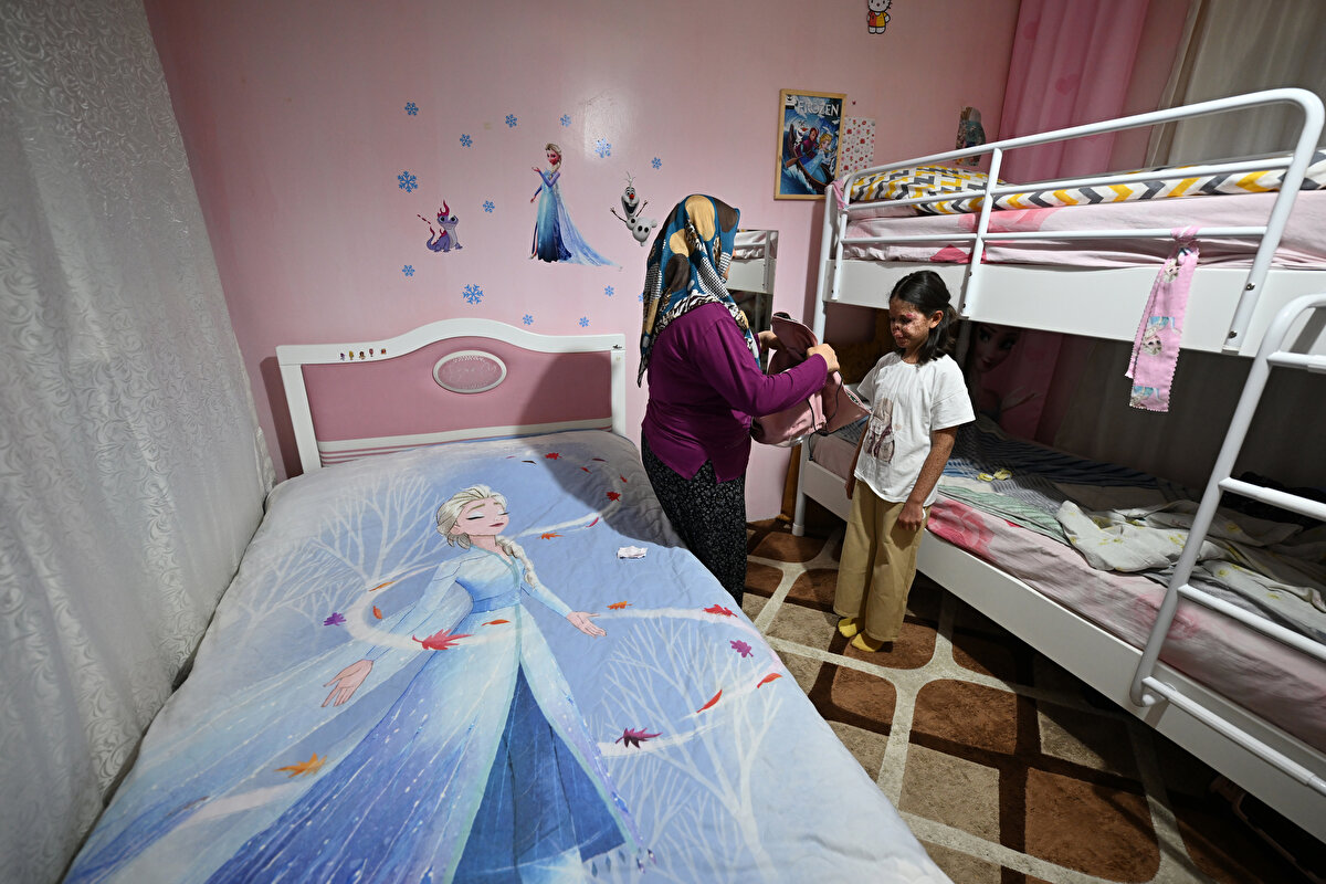 "Desteğe ihtiyacımız var"<br><br>Baba Serdal Bozkurt, kızına 2 yaşında teşhis konulduktan sonra 3 yıl boyunca Adana'da 7 operasyon geçirdiğini ancak sonuç alınamadığını anlattı.<br><br>Daha sonra Hacettepe Üniversitesi'nde tedaviye devam ettiklerini belirten Bozkurt, "Eve öğretmen gelmeye başladı. Elimizden geldiğince gönlünü hoş tutmaya çalışıyoruz. Bu eğitim onun için iyi oldu." diye konuştu.