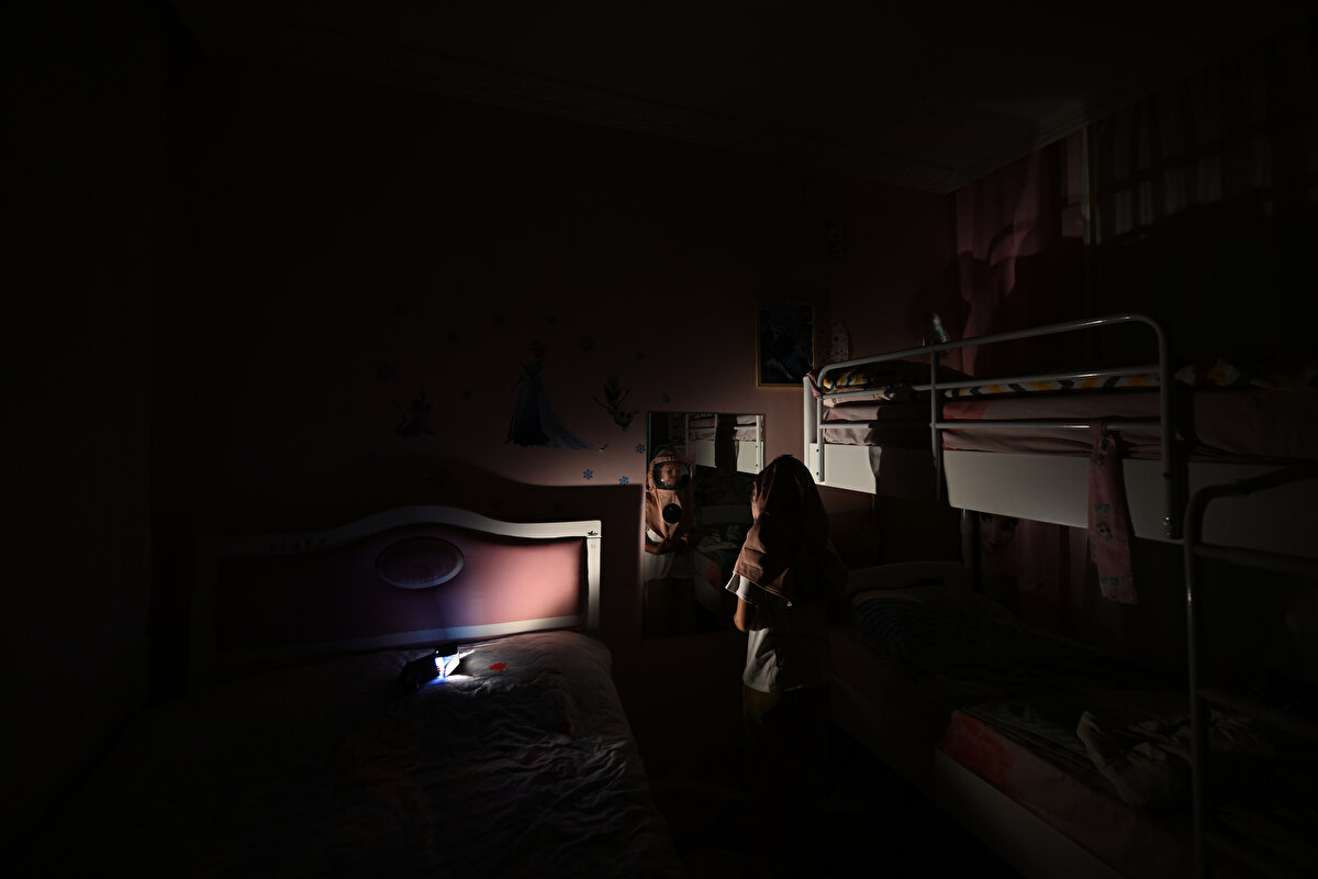 Gün ışığına çıkamadığı için sokakta oynamaya hasret kalan küçük Cemile, kendisini ziyarete gelen kuzenleriyle evde oyunlar oynuyor.